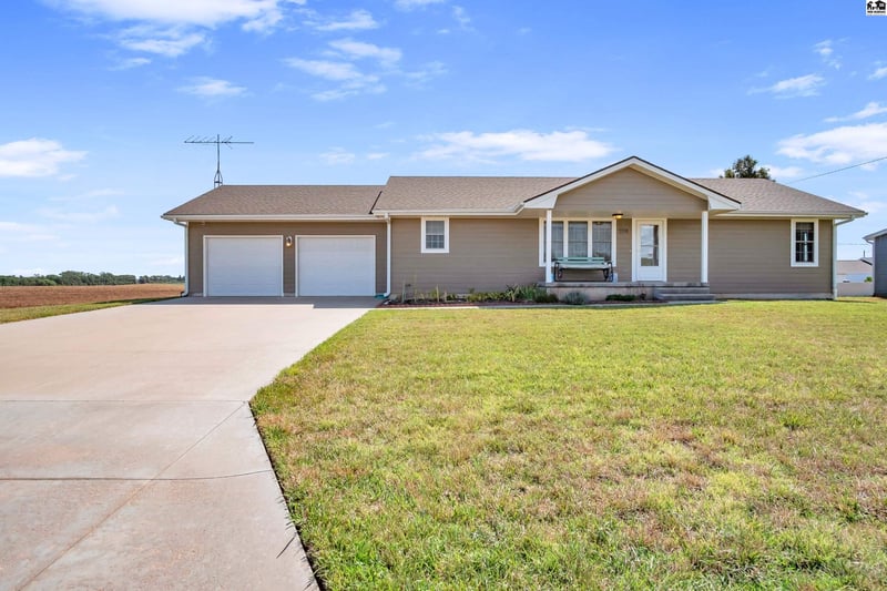 208 Hilltop Dr, Inman, KS 67460