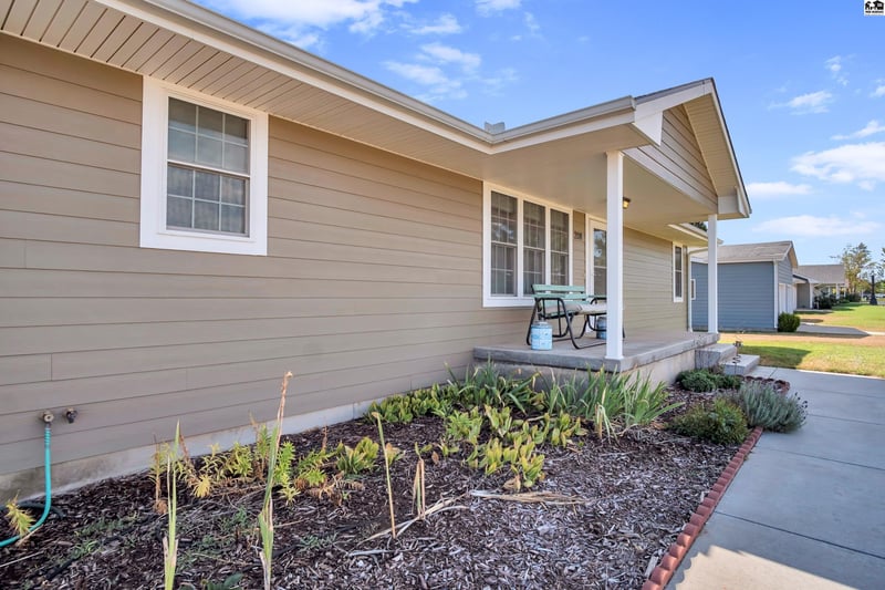 208 Hilltop Dr, Inman, KS 67460