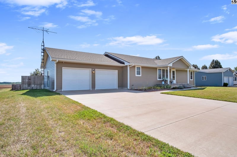 208 Hilltop Dr, Inman, KS 67460