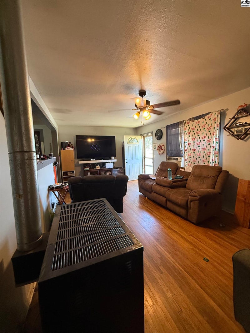 15 N Town St, Hutchinson, KS 67501