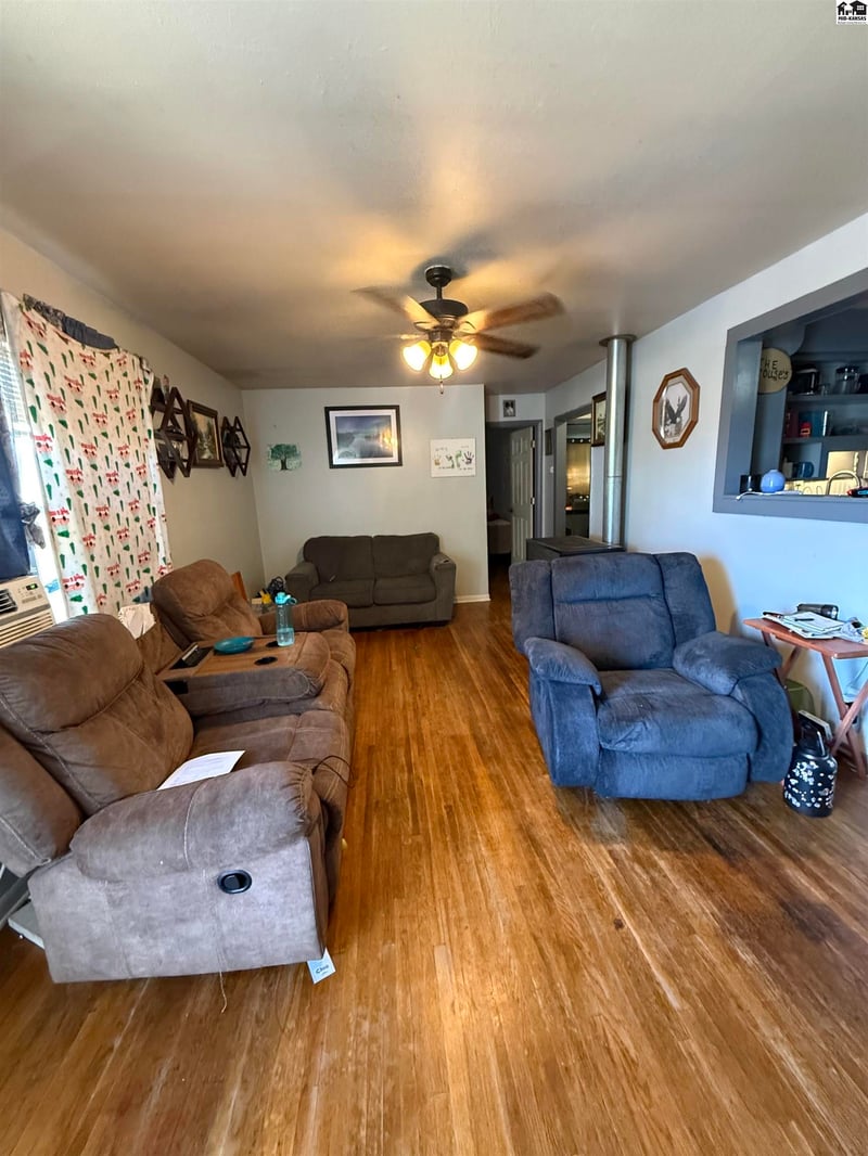 15 N Town St, Hutchinson, KS 67501