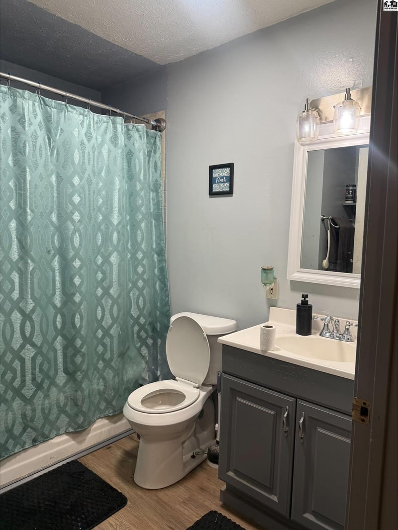 15 N Town St, Hutchinson, KS 67501