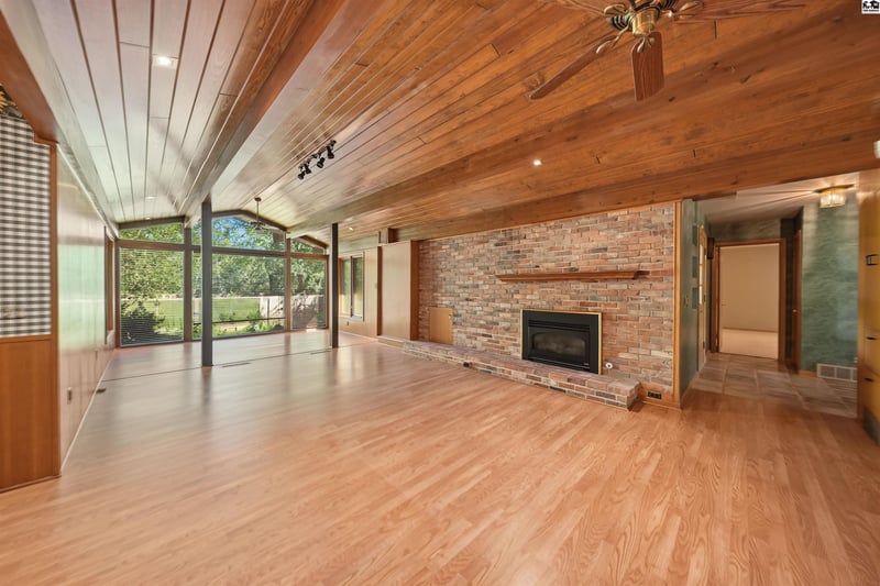 534 Upper Mill Hts Dr, Salina, KS 67401
