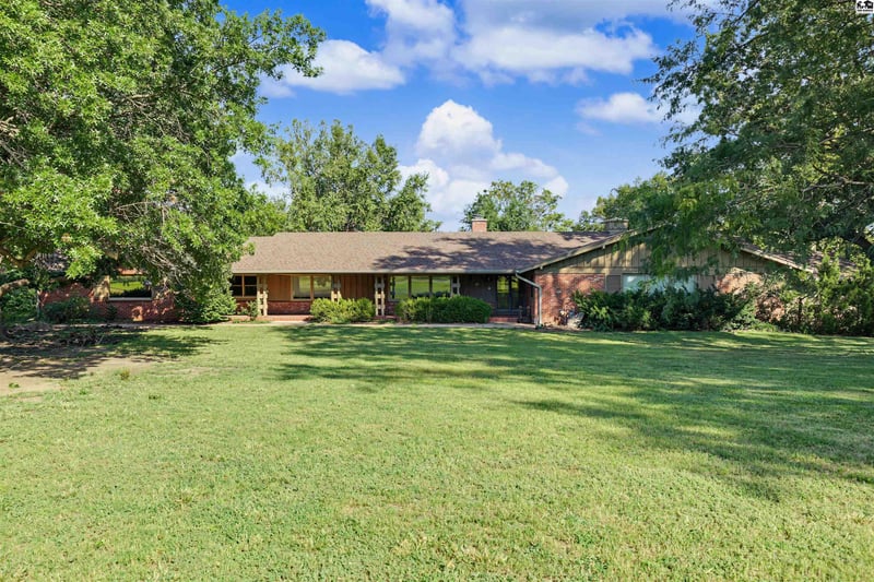 534 Upper Mill Hts Dr, Salina, KS 67401