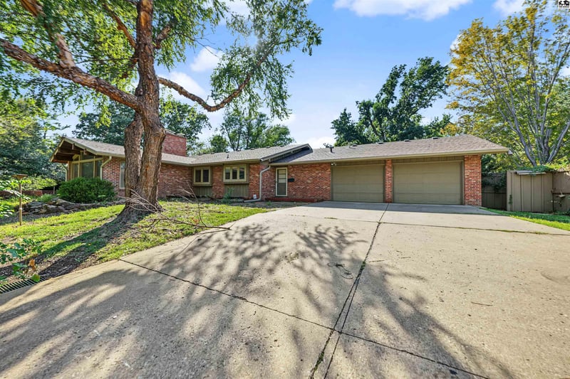 534 Upper Mill Hts Dr, Salina, KS 67401