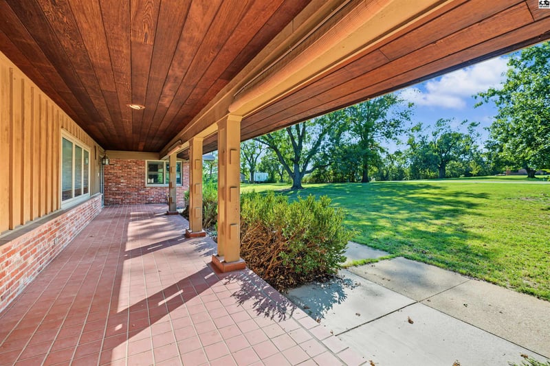 534 Upper Mill Hts Dr, Salina, KS 67401