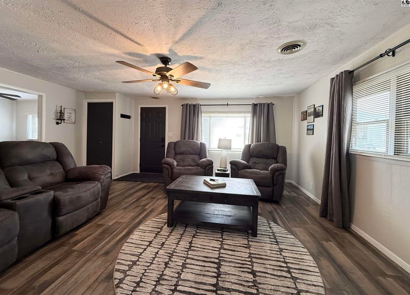 818 E 2nd Ave, Hutchinson, KS 67501