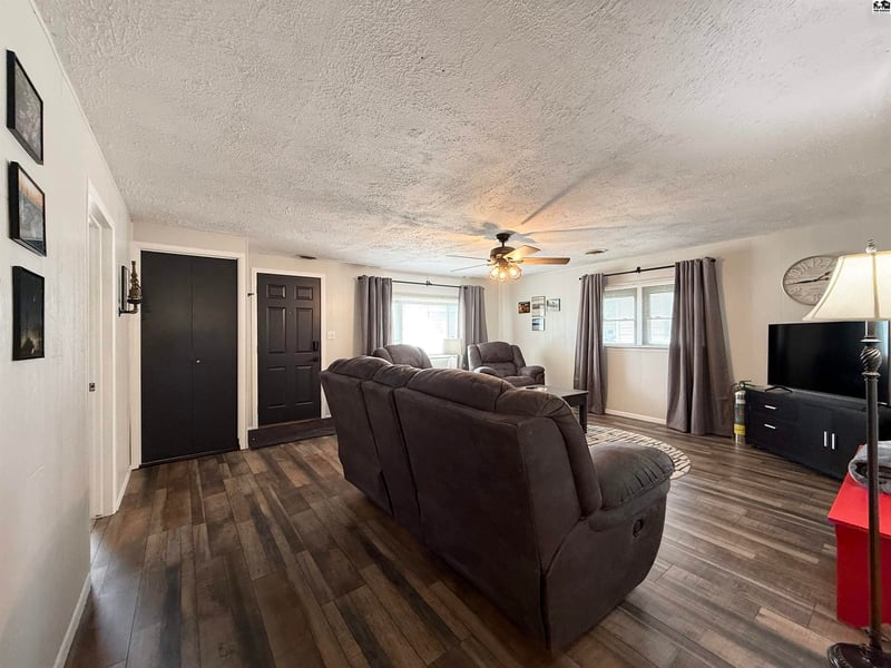 818 E 2nd Ave, Hutchinson, KS 67501