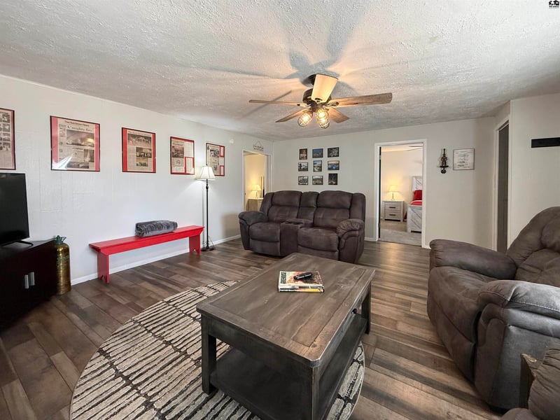 818 E 2nd Ave, Hutchinson, KS 67501