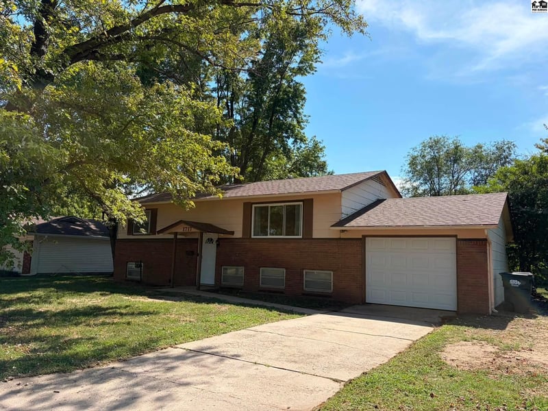 1717 Ida St, Hutchinson, KS 67502