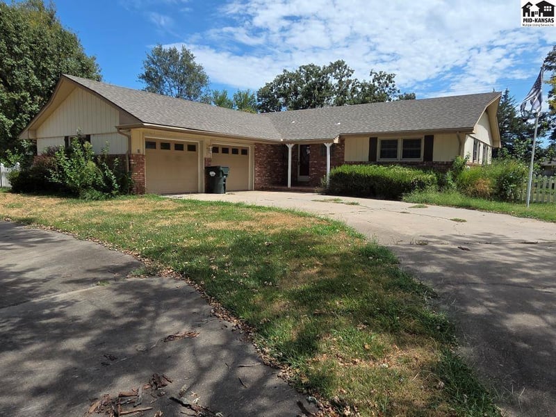 3802 Quivira Dr, Hutchinson, KS 67502