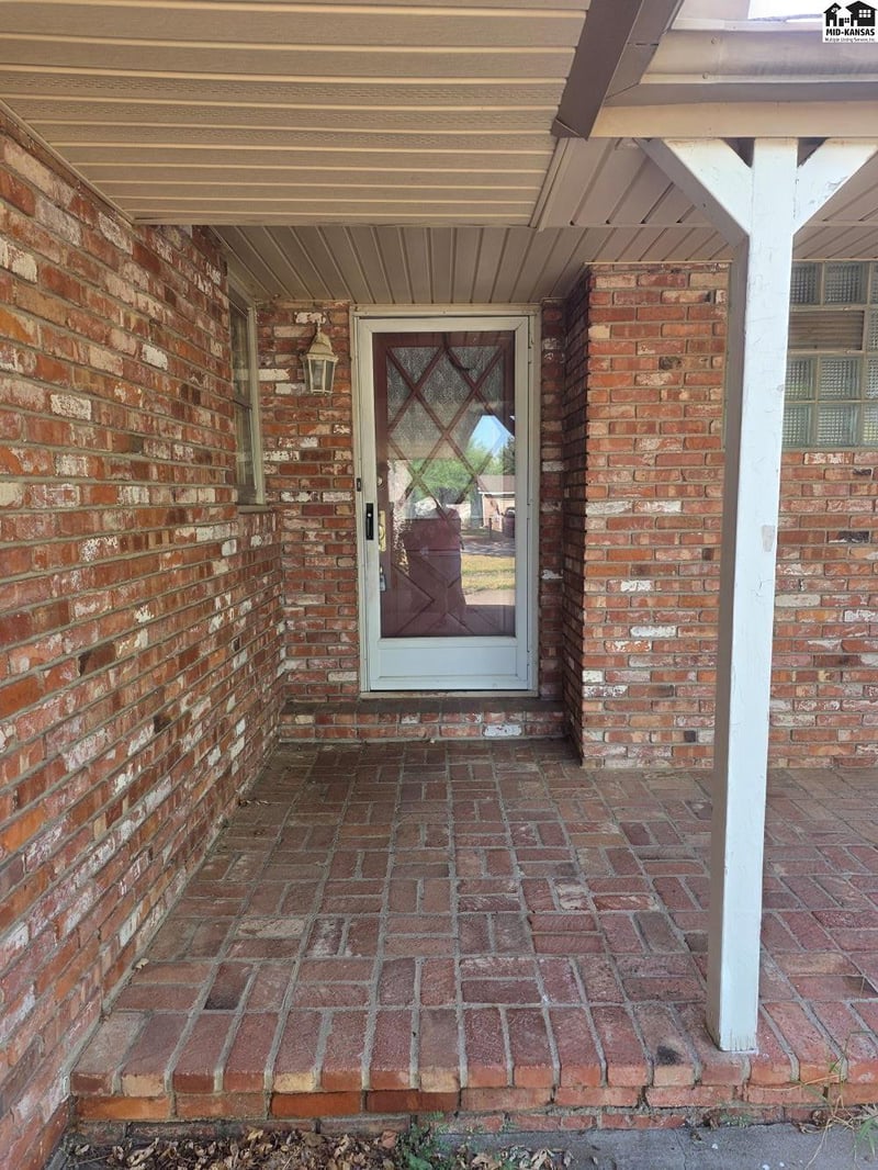 3802 Quivira Dr, Hutchinson, KS 67502