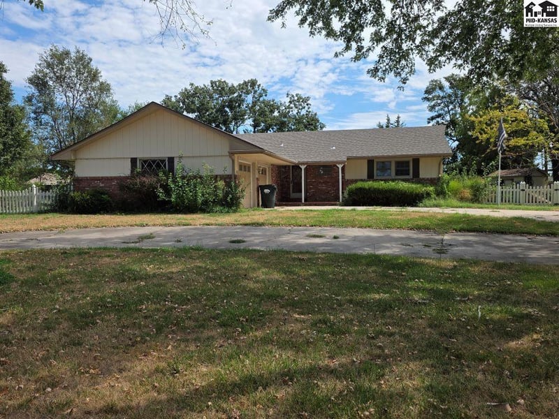 3802 Quivira Dr, Hutchinson, KS 67502