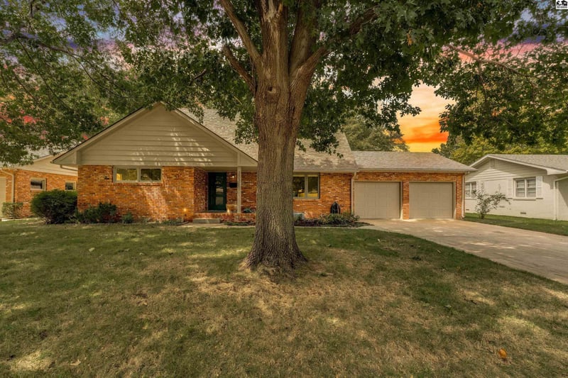 2605 Derenda Dr, Hutchinson, KS 67502