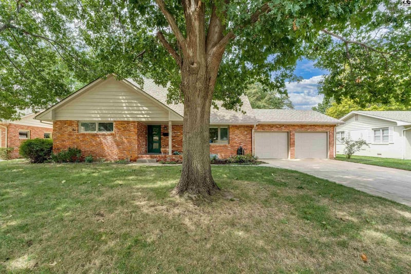 2605 Derenda Dr, Hutchinson, KS 67502