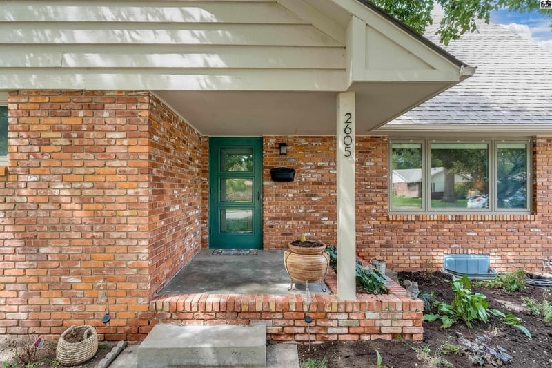2605 Derenda Dr, Hutchinson, KS 67502
