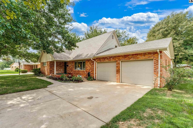 2605 Derenda Dr, Hutchinson, KS 67502