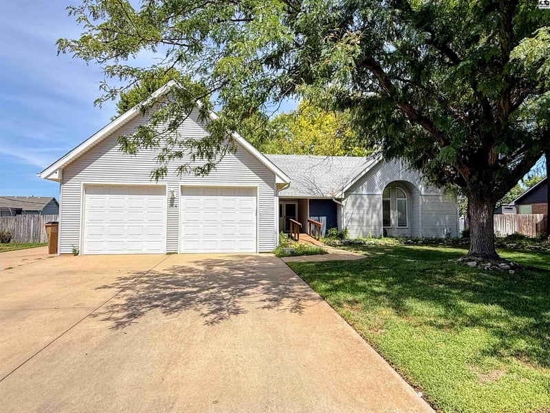 604 E 42nd Ave, Hutchinson, KS 67502