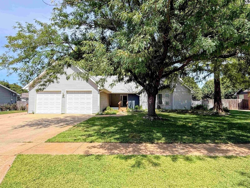 604 E 42nd Ave, Hutchinson, KS 67502