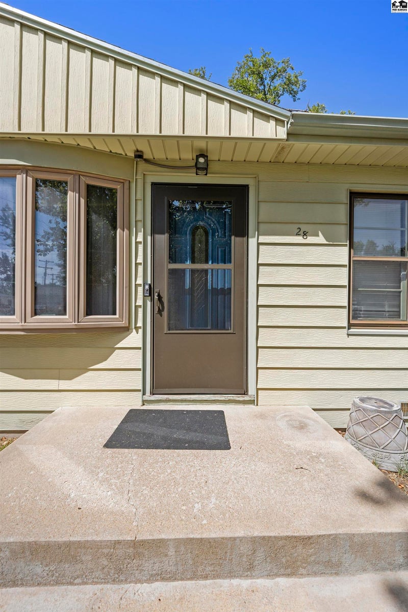 28 Faircrest Dr, Hutchinson, KS 67502