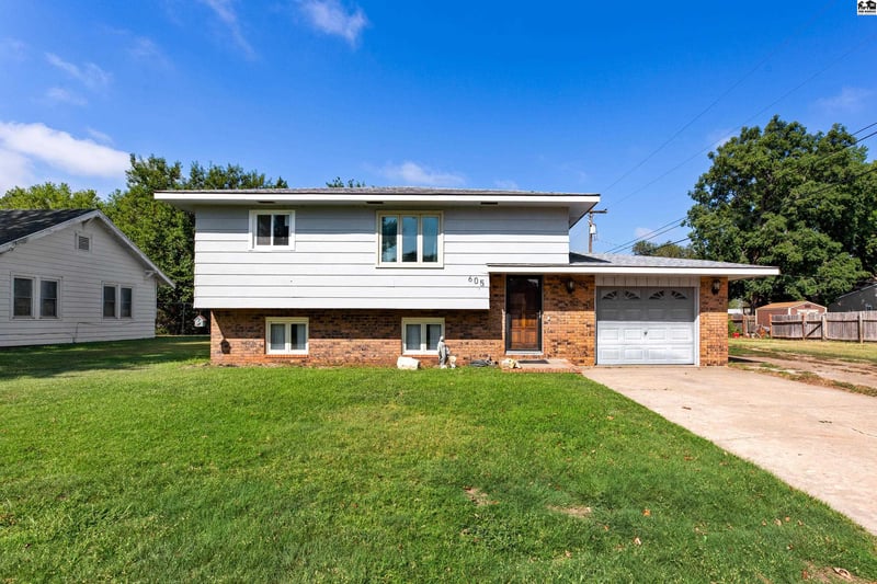 605 S Walnut St, South Hutchinson, KS 67505