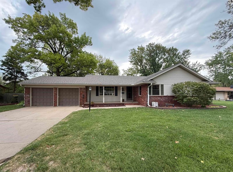 2608 Derenda Dr, Hutchinson, KS 67502