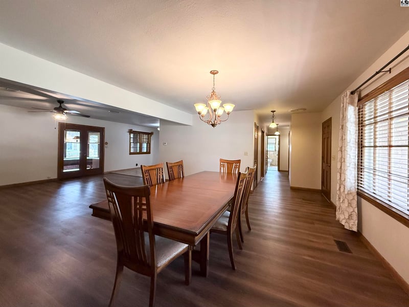 2608 Derenda Dr, Hutchinson, KS 67502