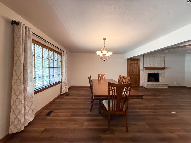 2608 Derenda Dr, Hutchinson, KS 67502