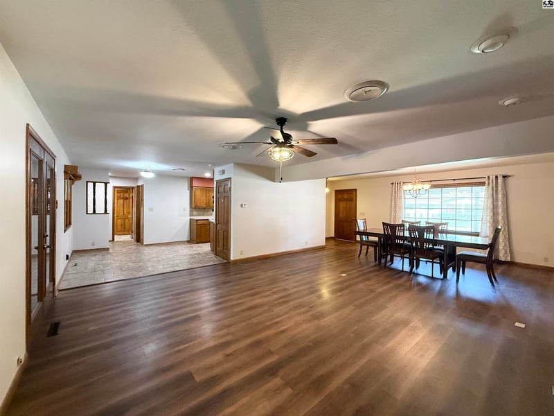 2608 Derenda Dr, Hutchinson, KS 67502