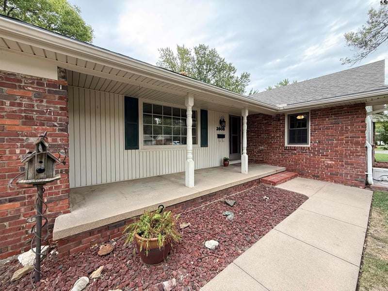 2608 Derenda Dr, Hutchinson, KS 67502