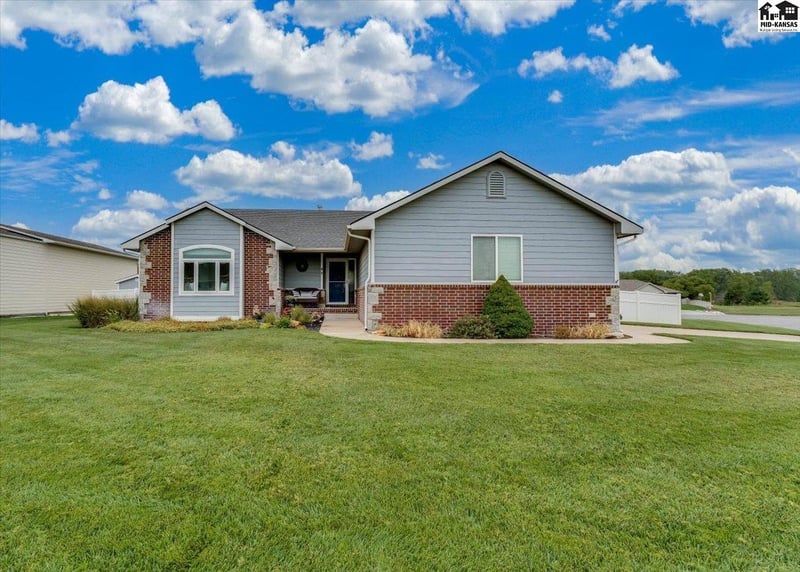 48 Detroit Dr, South Hutchinson, KS 67505