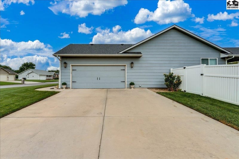 48 Detroit Dr, South Hutchinson, KS 67505