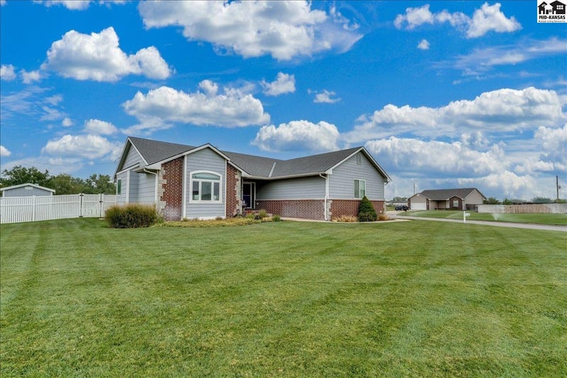 48 Detroit Dr, South Hutchinson, KS 67505