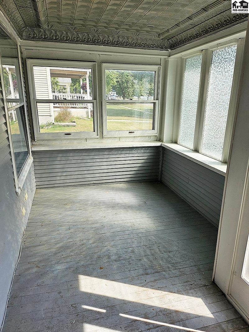 107 N Chestnut St, Mcpherson, KS 67460