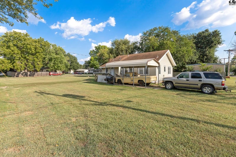 96 N Sedgwick Ave, Haven, KS 67543