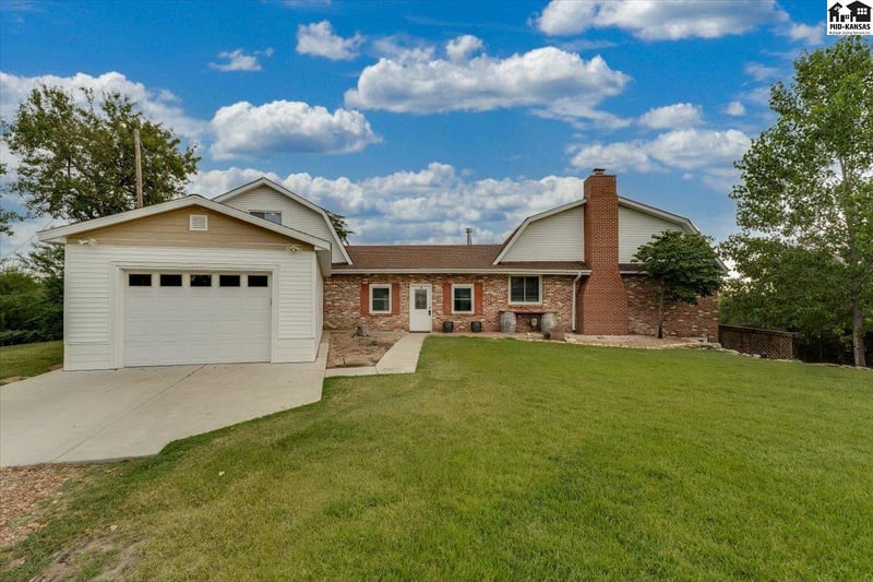 4106 N Shelburne Dr, Hutchinson, KS 67502