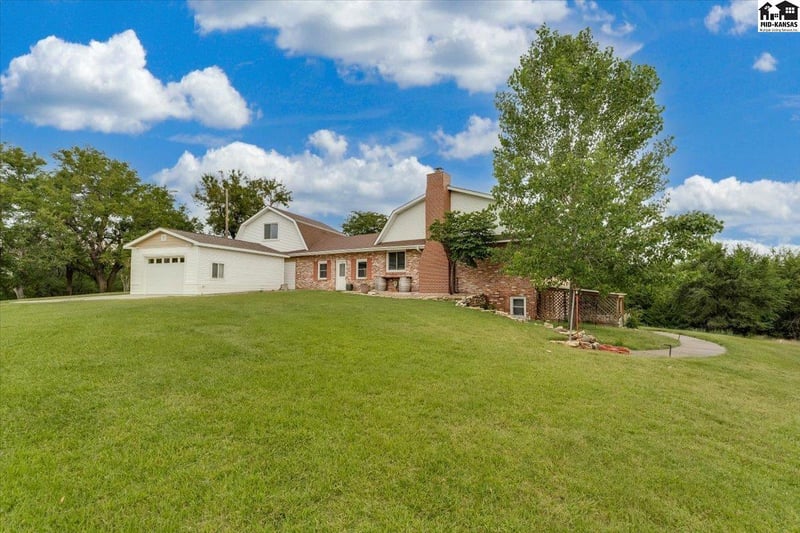4106 N Shelburne Dr, Hutchinson, KS 67502