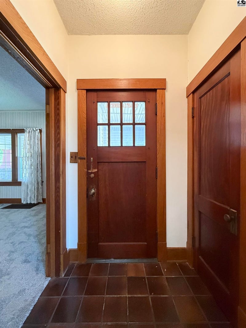 305 W 15th Ave, Hutchinson, KS 67501