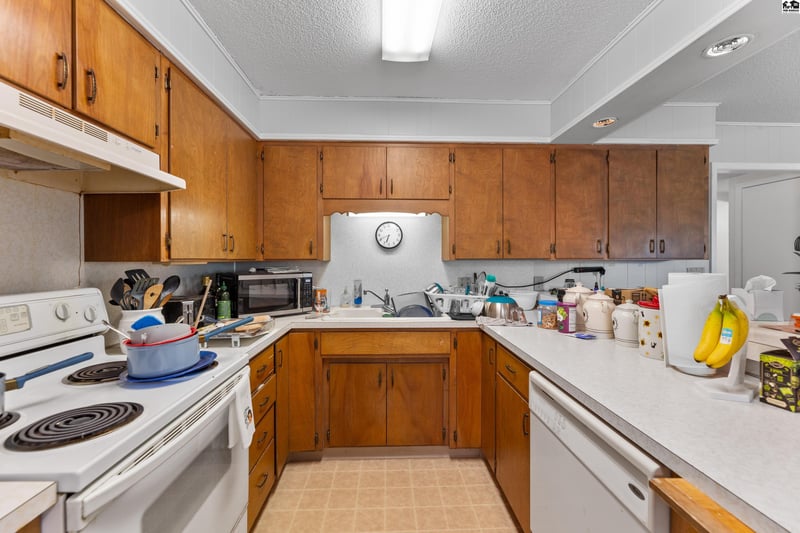 806 S Edwards Ave, Moundridge, KS 67107