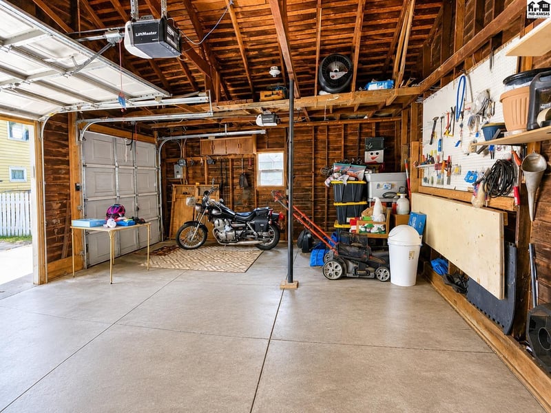 1817 N Ash St, Hutchinson, KS 67502