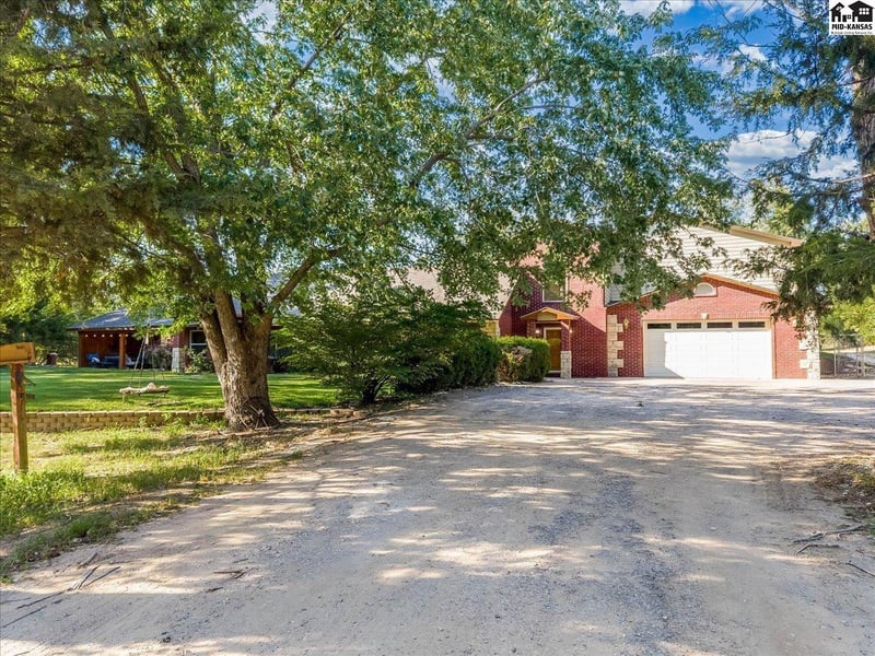 618 E 71st Ave, Hutchinson, KS 67502