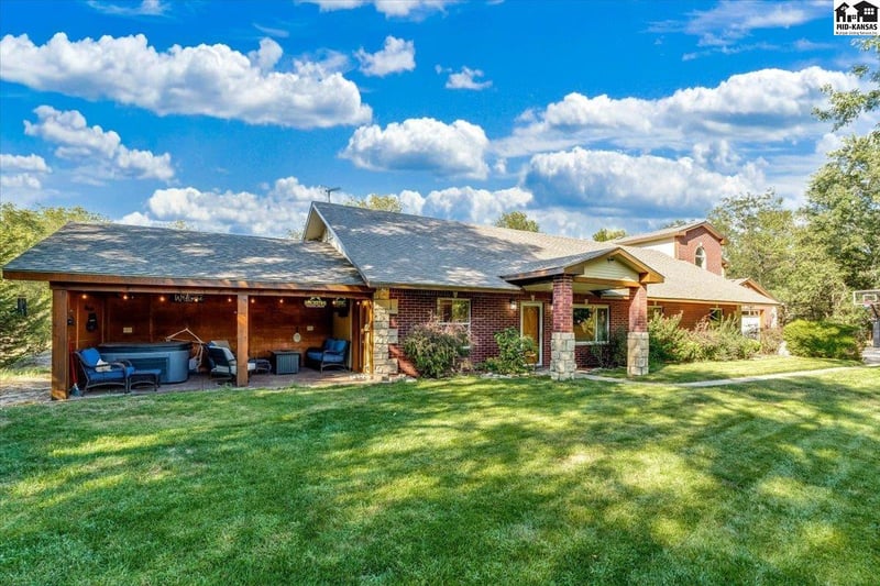 618 E 71st Ave, Hutchinson, KS 67502