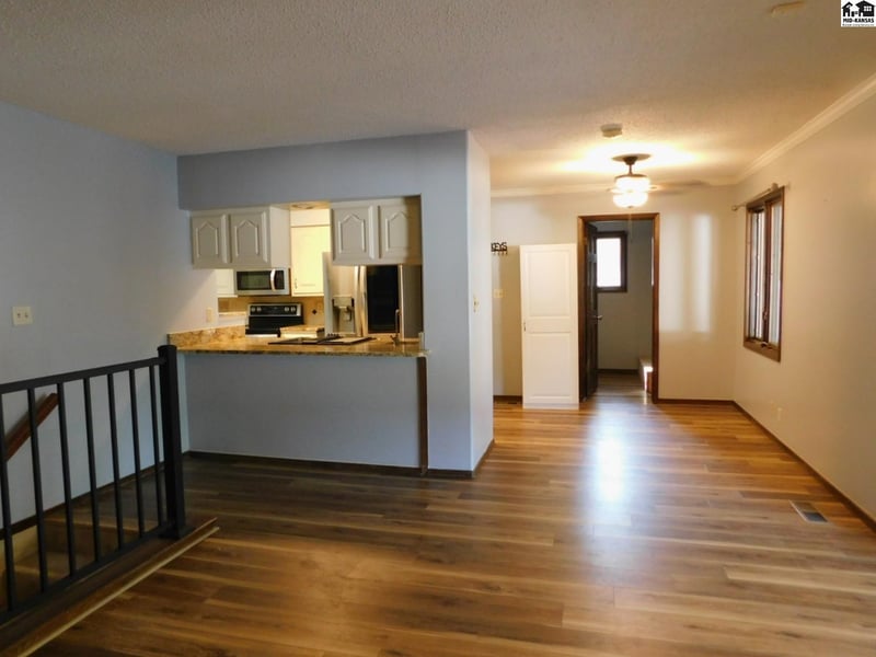 810 Lochinvar Ln, Hutchinson, KS 67502