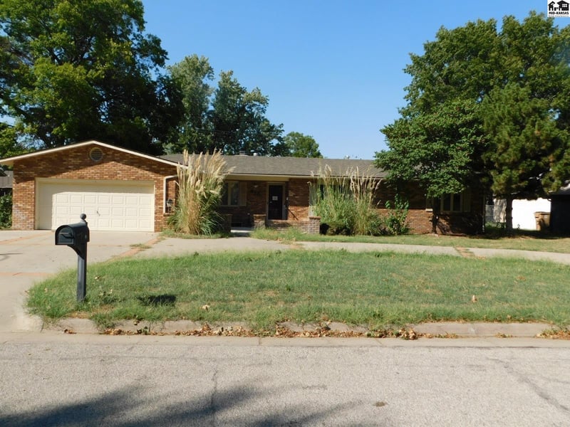 810 Lochinvar Ln, Hutchinson, KS 67502