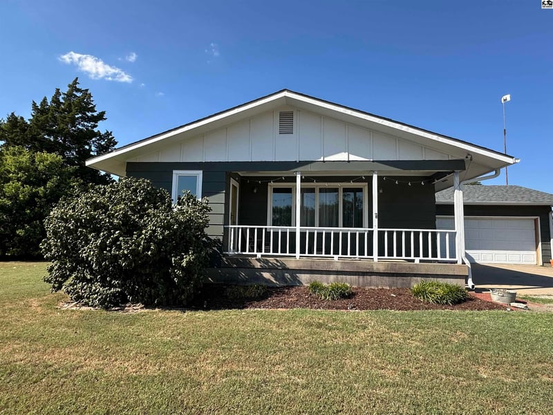 914 Sioux Rd, Lindsborg, KS 67456