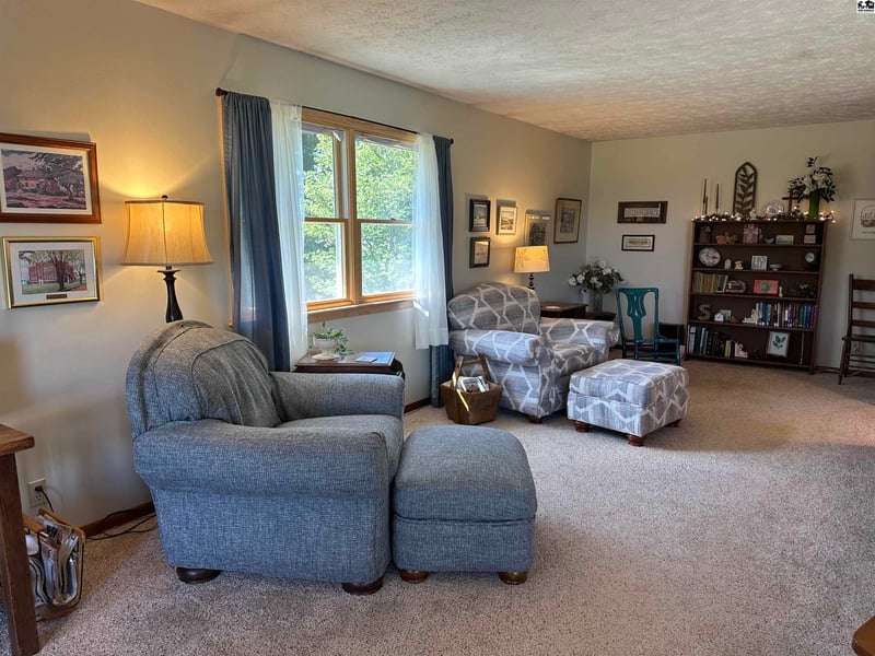 914 Sioux Rd, Lindsborg, KS 67456