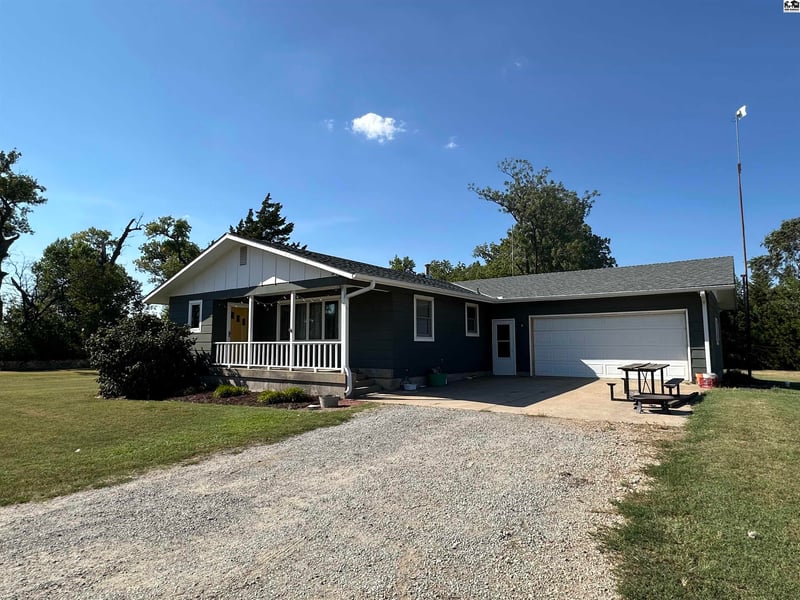 914 Sioux Rd, Lindsborg, KS 67456