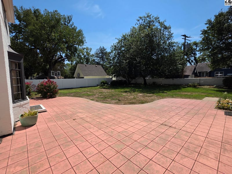 129 W 19th Ave, Hutchinson, KS 67502