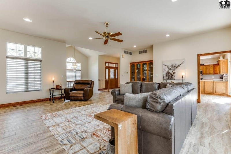 3905 Meadow Ridge Ln, Hutchinson, KS 67502