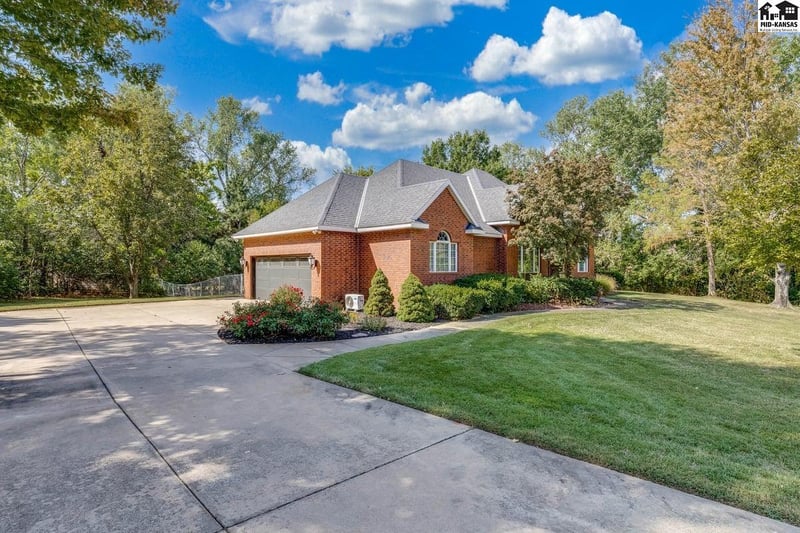 3905 Meadow Ridge Ln, Hutchinson, KS 67502